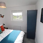 2 Bedroom Peaceful Penthouse - Private Parking
