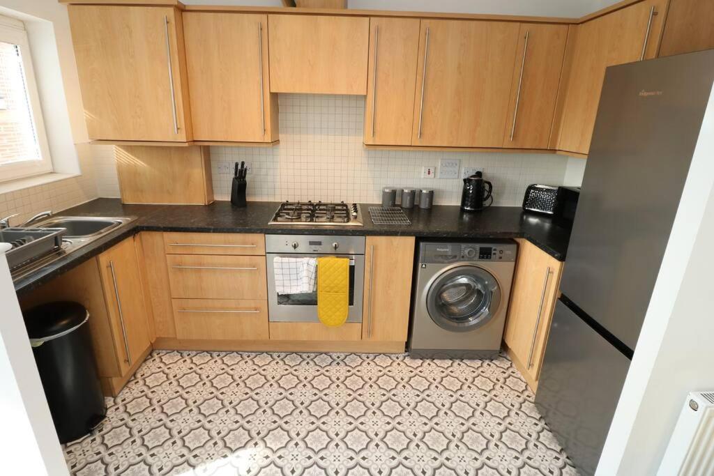 2 Bedroom Peaceful Penthouse - Private Parking