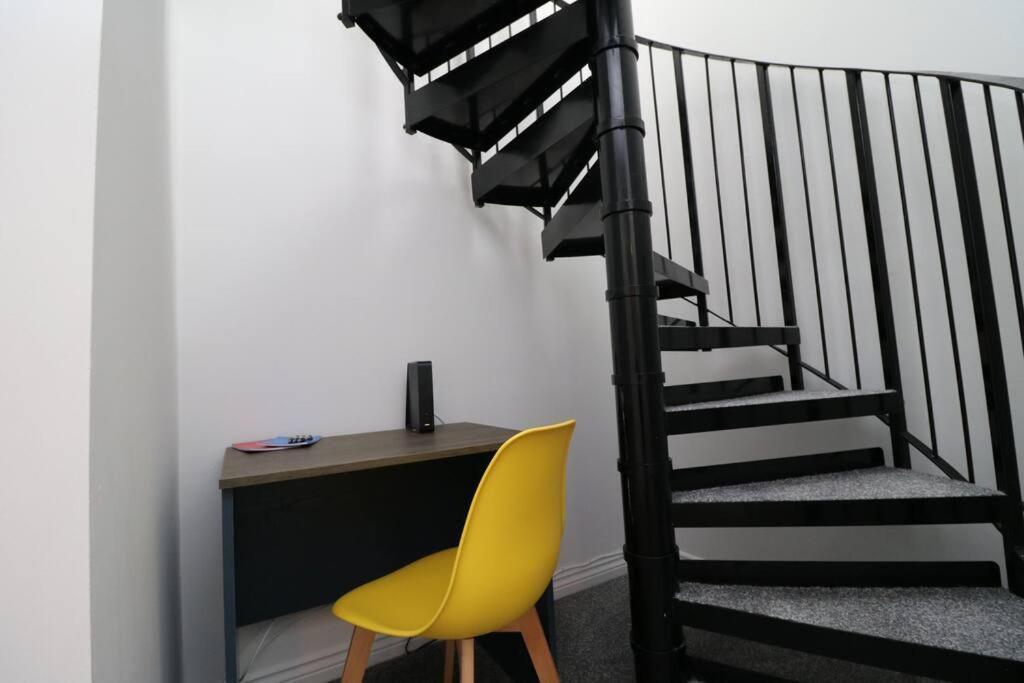 2 Bedroom Peaceful Penthouse - Private Parking * Coventry
